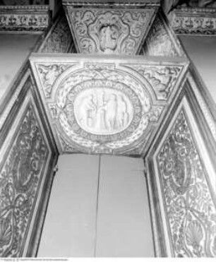 Bemalung der Fenstergewände, oberes Gewände, Detail: Antike Opferszene