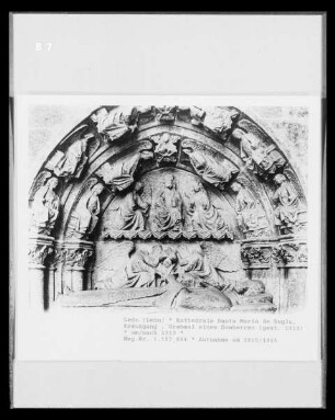 Grabmal eines Domherrn mit Christus Rex zwischen zwei Engelsfiguren