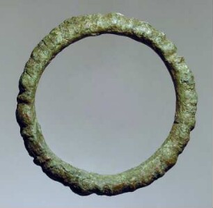 Ring, mit Buckeln verziert