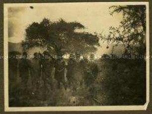 Massai-Gruppe vor dem Zelt eines Europäers