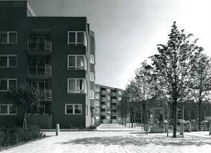 Hansjakob, Gottfried; München - Neuperlach Nord, Nord-Ost; Wohnanlage mit Ladenzentrum an der Quiddestraße - Wohnanlage (Ansicht), Gehwegbereich und Grünstreifen