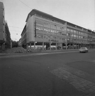 Eröffnung des Schuhhauses Waltz im Neubau Ecke Kaiser- und Lammstraße.