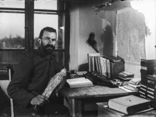 Rudolf Zimmermann am Schreibtisch mit einem Habicht-Balg : Bialowies. Rudolf Zimmermann am Schreibtisch mit einem Habicht-Balg