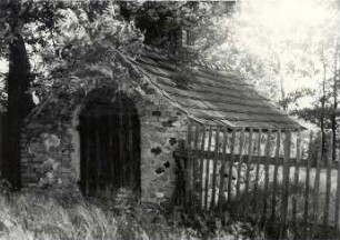 Backofen in Heide : Bauwesen - Wirtschaftsgebäude und Gehöfte. Ort: Hola / Heide. Haus Nr. 10. Backofen im Garten.