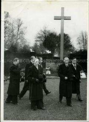 Konrad Adenauer bei der Kranzniederlegung zum Volkstrauertag auf dem Bonner Nordfriedhof
