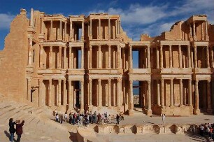 Libyen - römische Ausgrabungen : Blick auf Bühne und Logen des römischen Theaters in Sabrata, im 2. Jh. n. Chr. erbaut, am Mittelmeer gelegen, 100 km westlich der Hauptstadt Tripolis, heute UNESCO Weltkulturerbe, aufgenommen 2006