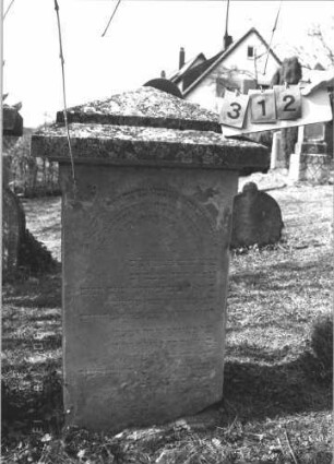 Grabstein 312 (Index: 99786320) Zustand: unten stark verwittert Maße HxBxT: 112x73x40 cm: Grabstein 312