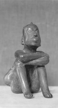 sitzende Tonfigur