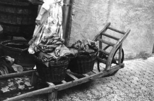 Schubkarre mit Leinentuch und -garn