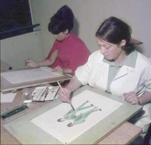 Fachhochschule Niederrhein. Fachbereich Textil- und Bekleidungstechnik. Schülerinnen der Modeklasse skizzieren Entwürfe für Zuschnitte