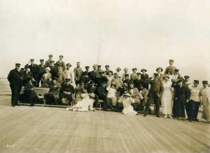 Gruppenbildnis an Bord eines Passagierdampfers bei Sturm, vermutl. Victoria Luise : Bordaufnahmen. Gruppenbildnis an Bord eines Passagierdampfers bei Sturm, vermutl. Victoria Luise