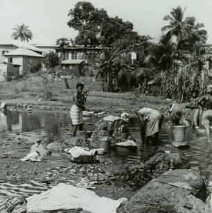 Freetown (Sierra Leone). Frauen beim Wäschewaschen am Fluß in einer dörflichen Siedlung am Stadtrand, um 1960