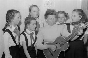 Schülerinnen und Lehrerin der Wilhelm-Pieck-Schule : Lehrerin mit Schülerinnen, musizierend