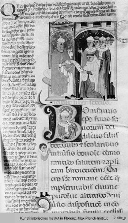 Liturgischer Text : Textseite mit Miniatur: Übergabe eines Textes durch einen thronenden Bischof an eine Gruppe von Klerikern, historisierter Initiale B: Halbfigur eines Bischofs, sowie Randfigur und Randfigur