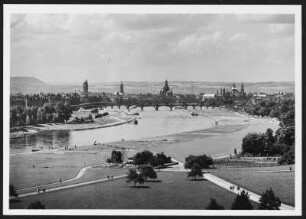 Dresden, Elbe : Dresden. Blick vom Aussichtspavillon am Waldschlösschen auf die Silhouette der Altstadt