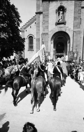 Freiburg; St. Georgen: St. Georgsritt; Aufstellung der Pferde zur Segnung; mit Kirchenportal