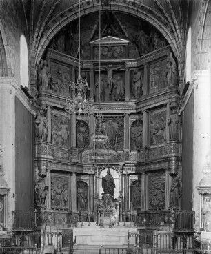 Szenen der Passion Christi, Marienkrönung und Apostelfiguren