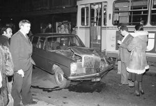 Verkehrsunfall durch Zusammenstoß eines PKW mit einer Straßenbahn auf der Kreuzung Ritterstraße/Kaiserstraße