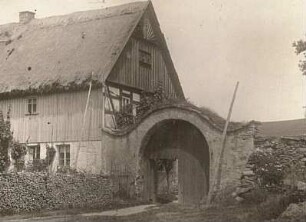 Miltitz, Nebelschütz/Sachsen. Bauernhaus mit Tordurchfahrt und Einfriedung im Lausitzer Bergland