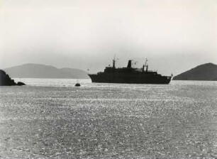 Kreuzfahrtschiff in der Bucht von Skala/Patmos