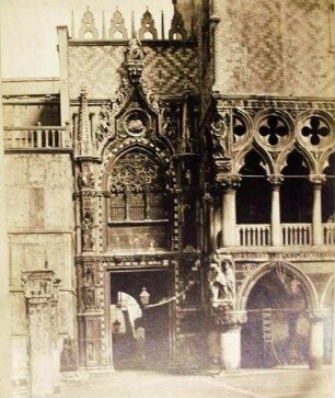 Porte du Palais Ducal dite della Carta, prise de la Logetta.