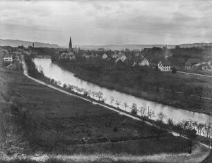Stadt am Fluss : Blick auf eine Stadt mit Kirche an einem Fluss