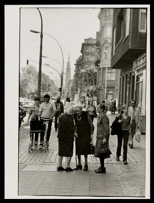 Straßenszene mit drei alten Frauen im Gespräch, Schönhauser Allee, Berlin