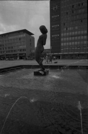 Essen: Gildenplatz [Kennedyplatz], mit Brunnenfigur
