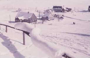 Blick auf eine Ortschaft im Erzgebirge im Winter