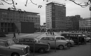 Essen: Gildenplatz [Kennedyplatz] mit Hochhaus