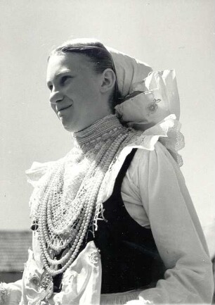 Brautjungfer aus Crostwitz : Kleidung - katholische Tracht. Ort: Chrósćicy / Crostwitz. Brautjungfer (družka). Fronleichnam 1936.