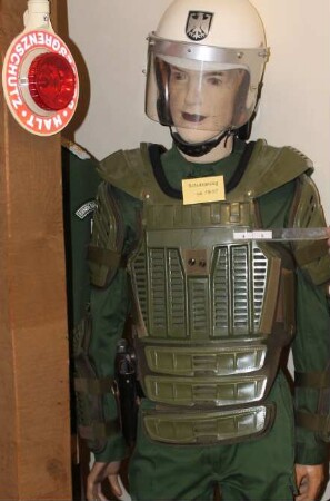 Schutzkleidung BGS GSOD mit Helm