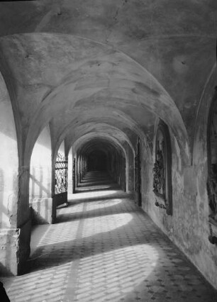 Kreuzgang des sogenannten Paradieshofes