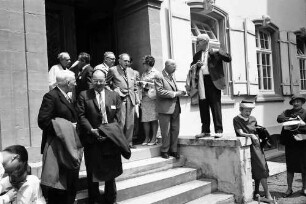 15. Tagung 1965 Physiker; Maikäferrede: Vorn: Sir George P. Thomson, John Bardeen, in Portalnische: Paul Dirac, Feodor Lynen, Werner Forßmann, Otto Hahn, Frau Lynen, Gustav Hertz, Walter H. Brattain, Lady Thomson, H. Kiderlen