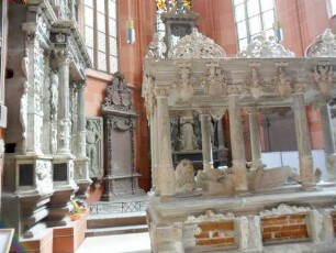 Stadtkirche-Chor Innen - Freigrab (sog Bettlade) für Graf Ludwig III zu Löwenstein-Wertheim und Frau aus Alabaster sowie Nordwand mit Epitaphien in Übersicht