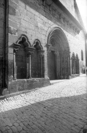 Bamberg: romanisches Seitenportal, mit romanischen Fenstern