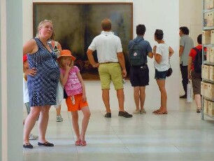 Venedig - Besucher der Biennale : Besucher betrachten zeitgenössische Kunstwerke in der Biennale von Venedig. Aufgenommen am 6. August 2011