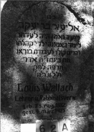 Grabstein 62 (Index: 99790056) Material: Granit Zustand: sehr gut Maße HxBxT: 167x70x36 cm Besonderheit: kulturhistorisch wertvoll / hist.-wiss. Gründe (Gemeindestellung): Grabstein 62A