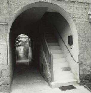 Dresden-Stetzsch, Seegärten 59. Wohnhaus der Wohnsiedlung des Kleinwohnungsbauvereins (1924/1925: O. Schubert). Durchgang mit Treppenaufgang