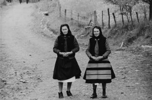 Zwei Frauen in Tracht (im Kreis Maramures)