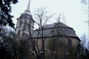 Blick auf die Dorfkirche; barockes Langhaus; Turm mit Haube und spitzem Helm
