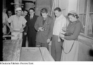 Besuch ausländischer Genossenschaftler in einer Großbäckerei
