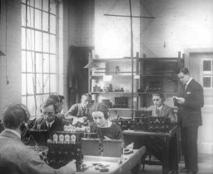 Prüfen der fertigen Apparate, Radiofrequenz : Technikgeschichte | Elektrotechnik | Radiotelegraphie und -telephonie | Aus der Fabrikation der Rundfunkempfänger (Radiofrequenz)