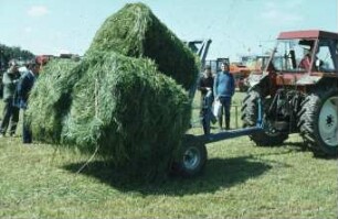 Fotografie: Transportgerät, Rundballen, Einachsanhänger