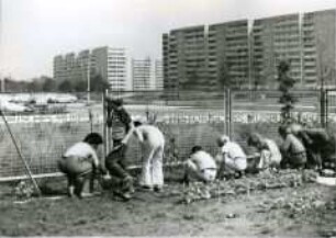 Kinder bei Gartenarbeit