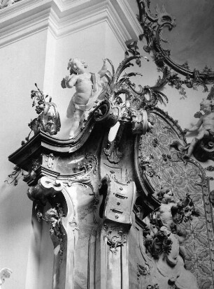 Altar : Altar (um 1766; J. J. Christian). Putto der linken Seite. Ottobeuren. Benediktinerabtei Ottobeuren. Klosterkirche Sankt Theodor Sankt Alexander
