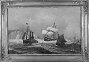 Marine. Schiffe vor felsiger Küste bei bewegter See