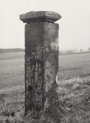 Maxen, Wegsäule : Maxen (Kreis Sächsische Schweiz), Wegsäule, Sandstein, 19. Jahrhundert, Ortsausgang nach Wittgensdorf