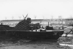 Vorhafen Feudenheim, Kriegsschaden an Schleppschiff