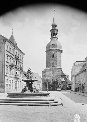 Marktbrunnen (Sendig-Brunnen) : Ansicht mit Marktbrunnen (1896) und Turm der Stadtkirche St. Johannis (1668-1671; 1705-1709 Wiederaufbau)